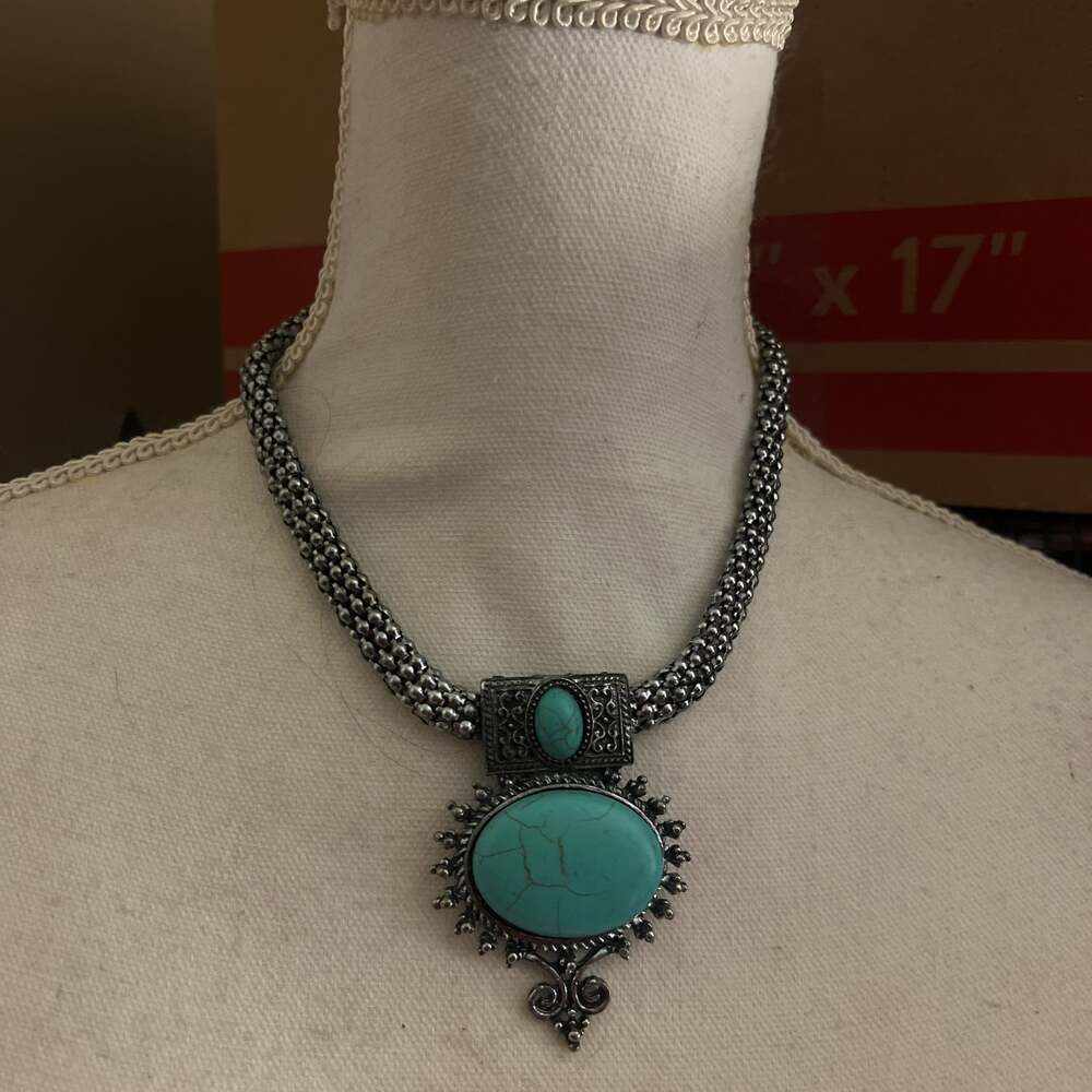 Vintage Southwestern Style Faux Turquoise Silver Tone Pendant Necklace